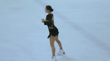 Buz üstünde artistik patenci kız.