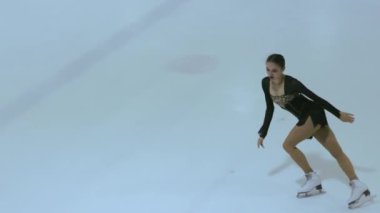 Buz üstünde artistik patenci kız.