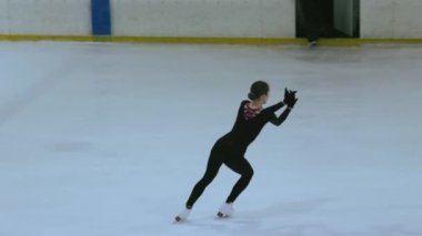 Buz üstünde artistik patenci kız.