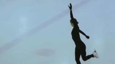 Buz üstünde artistik patenci kız.