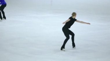 Buz üstünde artistik patenci kız.