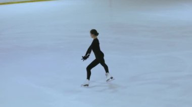 Buz üstünde artistik patenci kız.