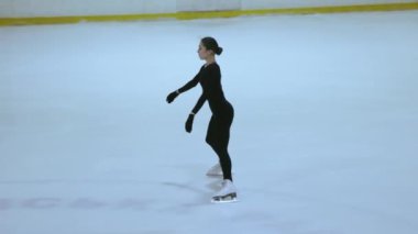 Buz üstünde artistik patenci kız.