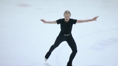 Buz üstünde artistik patenci kız.