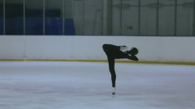 Buz üstünde artistik patenci kız.