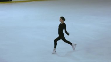 Buz üstünde artistik patenci kız.