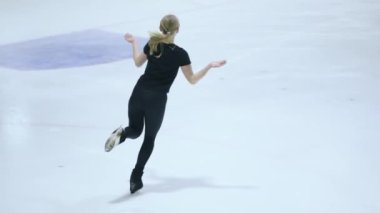 Buz üstünde artistik patenci kız.