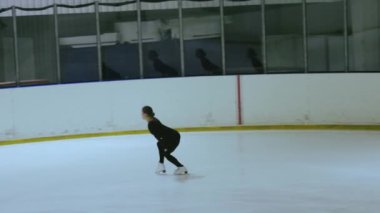 Buz üstünde artistik patenci kız.