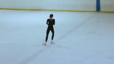 Buz üstünde artistik patenci kız.