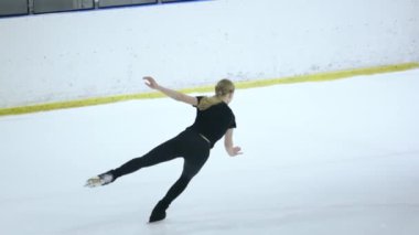 Buz üstünde artistik patenci kız.