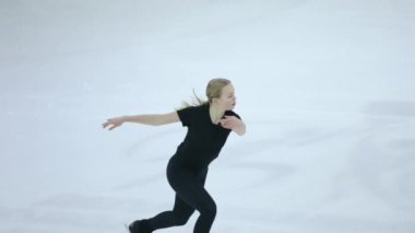 Buz üstünde artistik patenci kız.