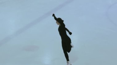 Buz üstünde artistik patenci kız.