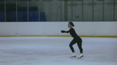 Buz üstünde artistik patenci kız.