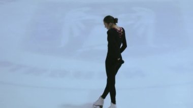 Buz üstünde artistik patenci kız.