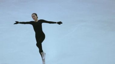 Buz üstünde artistik patenci kız.