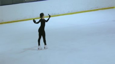 Buz üstünde artistik patenci kız.