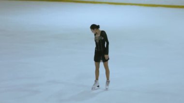 Buz üstünde artistik patenci kız.