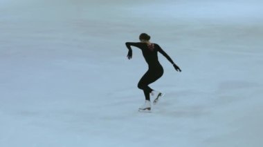 Buz üstünde artistik patenci kız.