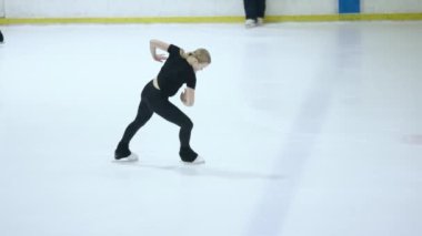 Buz üstünde artistik patenci kız.