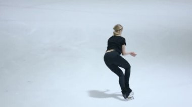 Buz üstünde artistik patenci kız.