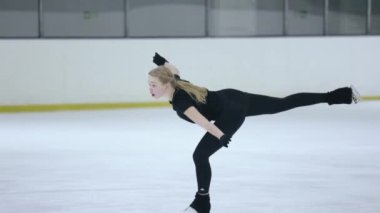 Buz üstünde artistik patenci kız.