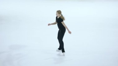 Buz üstünde artistik patenci kız.