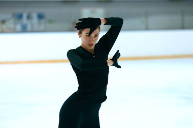 Buz üstünde artistik patenci kız..