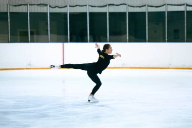 Buz üstünde artistik patenci kız..