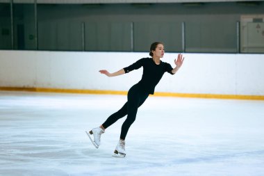 Buz üstünde artistik patenci kız..