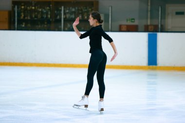 Buz üstünde artistik patenci kız..