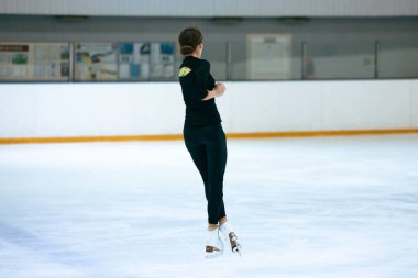 Buz üstünde artistik patenci kız..