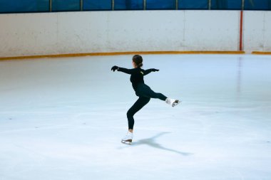 Buz üstünde artistik patenci kız..