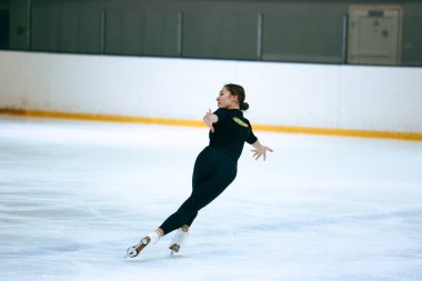 Buz üstünde artistik patenci kız..