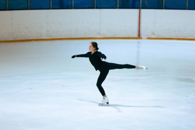 Buz üstünde artistik patenci kız..