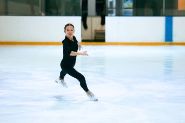 Buz üstünde artistik patenci kız..