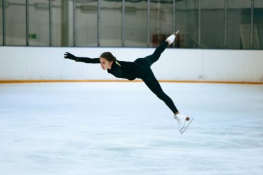 Buz üstünde artistik patenci kız..