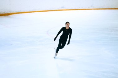 Buz üstünde artistik patenci kız..