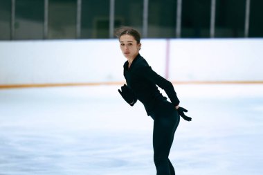 Buz üstünde artistik patenci kız..