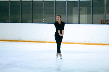 Buz üstünde artistik patenci kız..