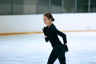 Buz üstünde artistik patenci kız..