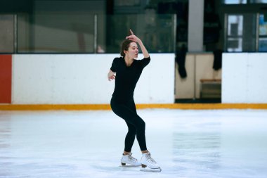 Buz üstünde artistik patenci kız..