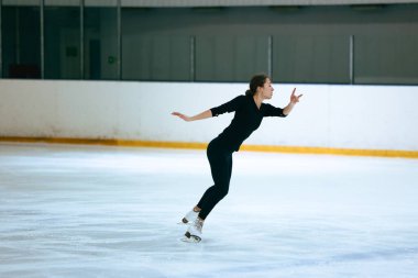 Buz üstünde artistik patenci kız..