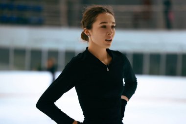 Buz üstünde artistik patenci kız..