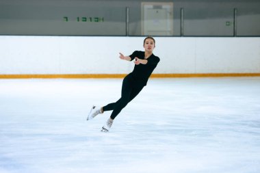 Buz üstünde artistik patenci kız..