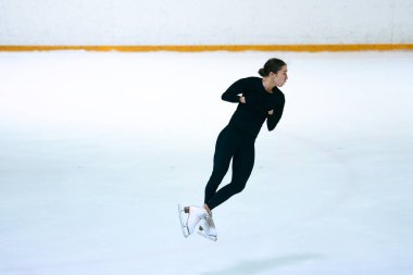 Buz üstünde artistik patenci kız..