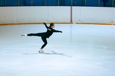 Buz üstünde artistik patenci kız..