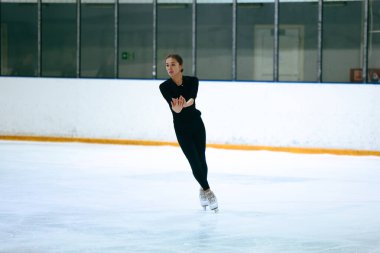 Buz üstünde artistik patenci kız..