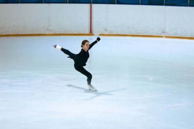 Buz üstünde artistik patenci kız..