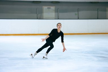 Buz üstünde artistik patenci kız..