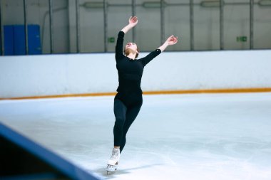 Buz üstünde artistik patenci kız..